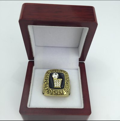 The NBA1985 lakers championship ring 45